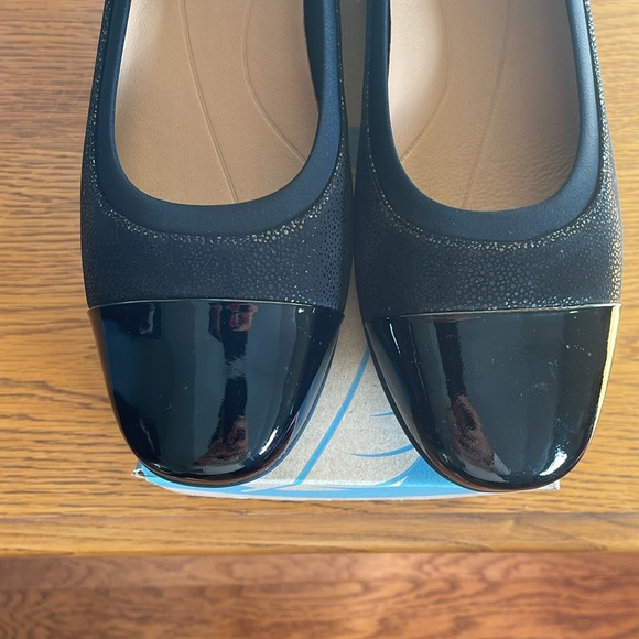Women’s Clark Flat Size 9.5 Black with patent leather toe and heel. - Picture 4 of 9
